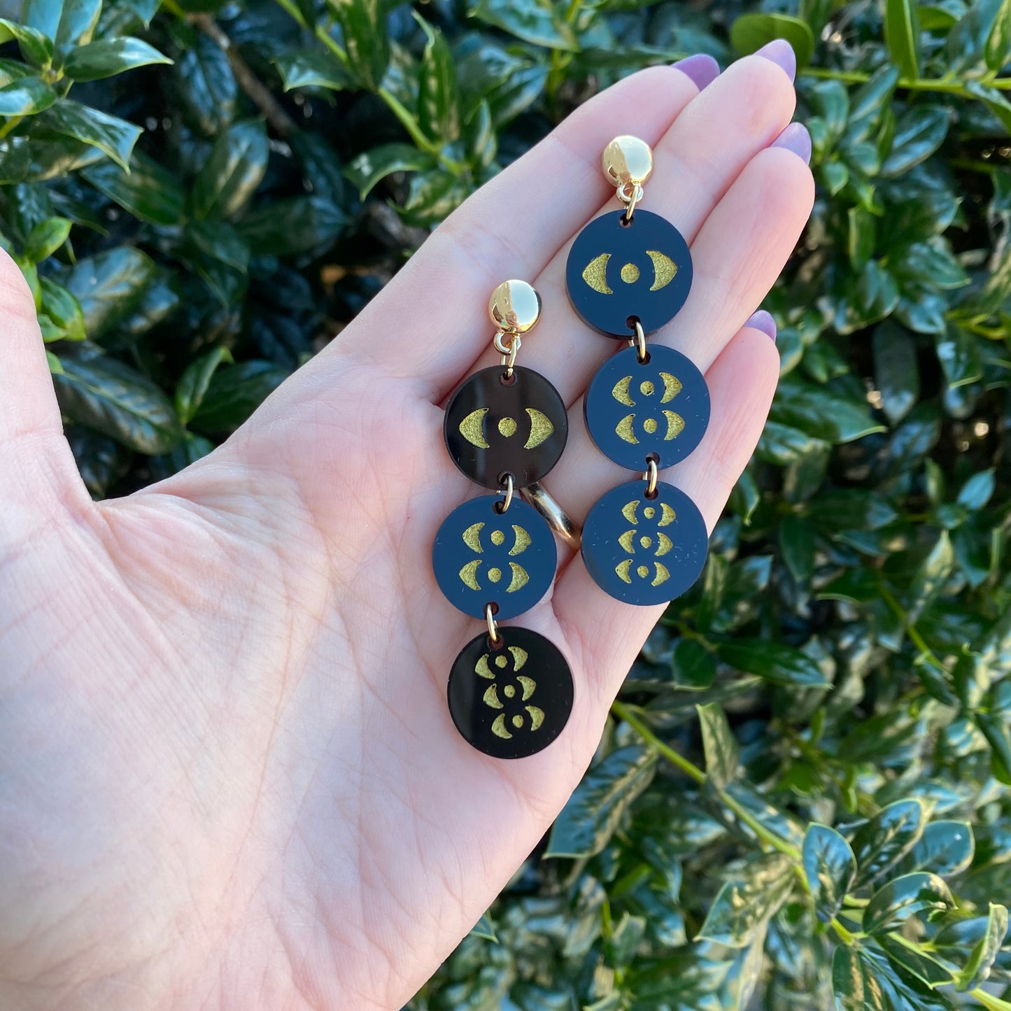 Ikigusare Idols Black and Gold Eyes Acrylic Earrings
