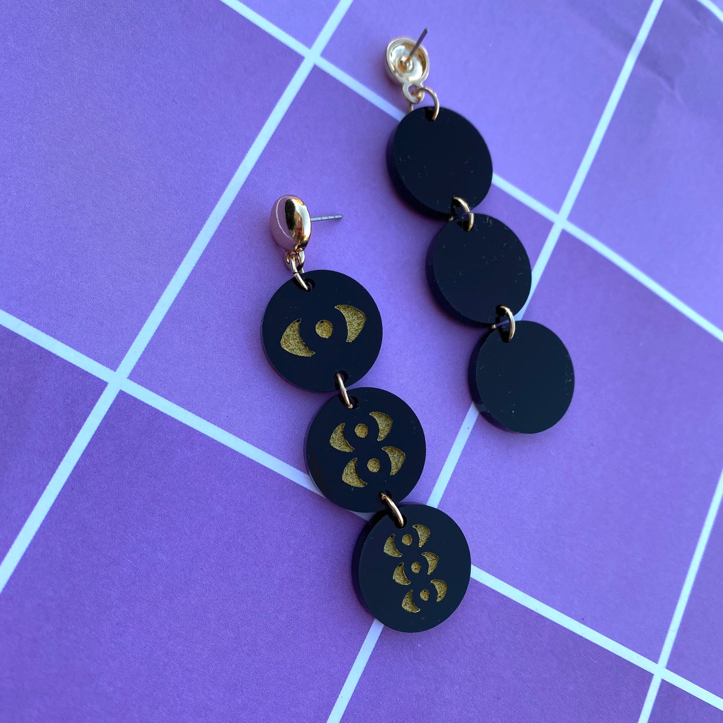 Ikigusare Idols Black and Gold Eyes Acrylic Earrings