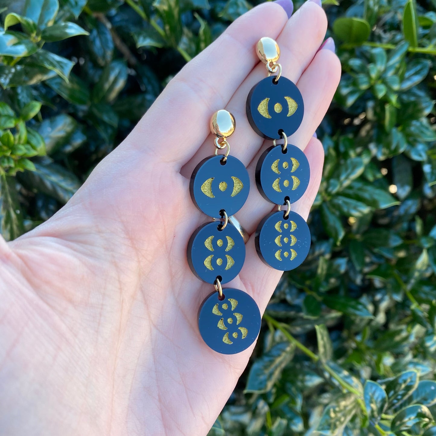 Ikigusare Idols Black and Gold Eyes Acrylic Earrings