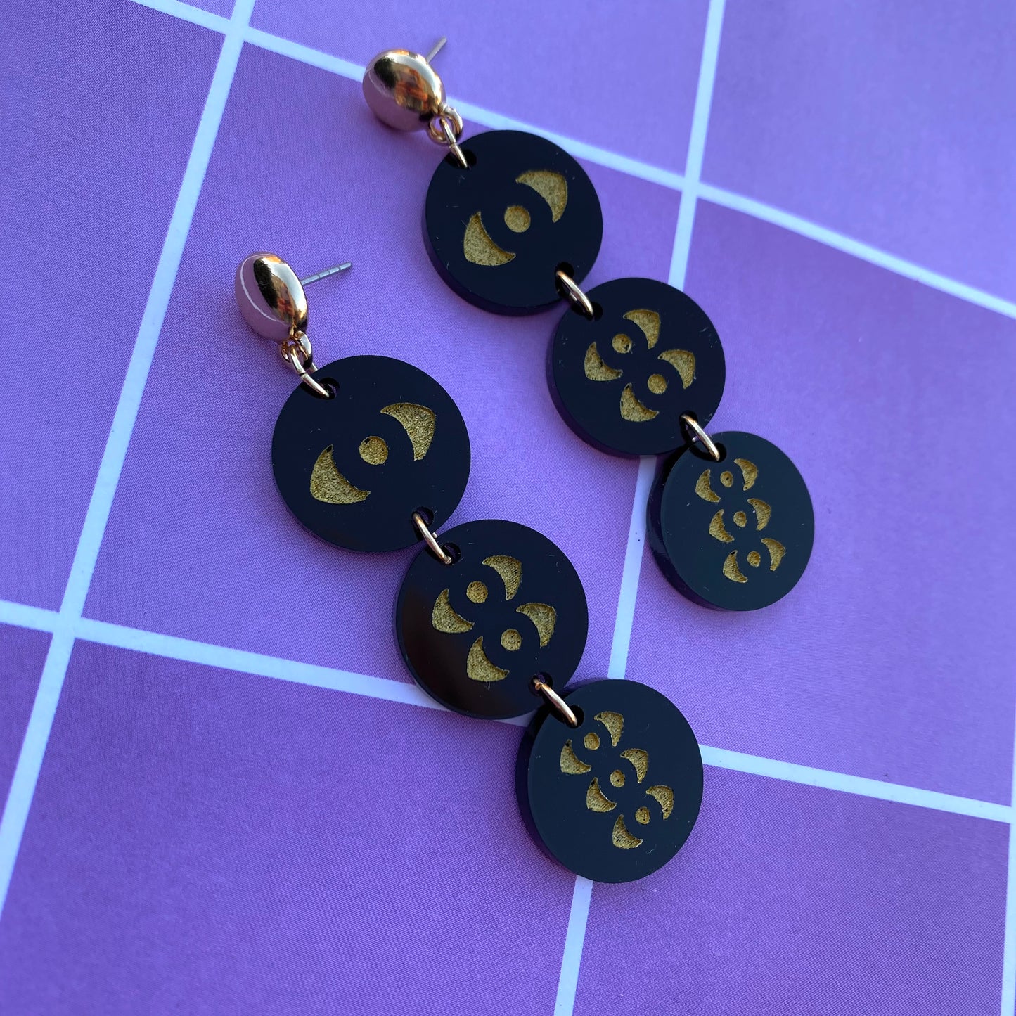 Ikigusare Idols Black and Gold Eyes Acrylic Earrings